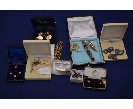 Three 18ct. gold dress studs, 2.7grms, cased; an aquamarine and yellow metal bar brooch, stamped '15ct.', 2.6grms gross; a ye