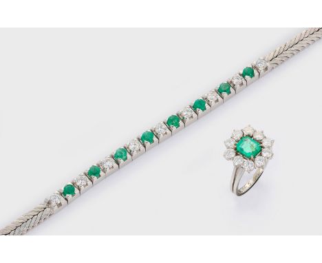 Demi Parure mit kolumbianischen Smaragden und BrillantenRing und Armband. Weißgold, gest. 585. Ring besetzt mit einem leuchte