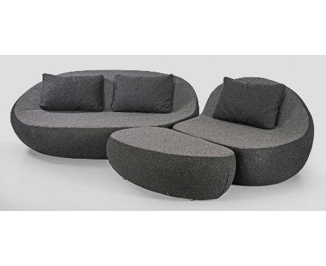 "Flirtstones" Loungegruppe von Barbara Goltermann3-tlg.; Sofa, Sessel und Hocker. Dunkel- bzw. hellgrauer Filz. Organisch gef