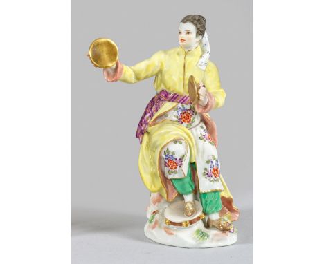 Japanerin mit BeckenAuf Terrainsockel sitzende Japanerin, ein Becken schlagend. Polychrome Malerei mit reicher Goldstaffage. 