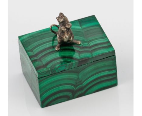 Malachitdose mit figürlichem Knaufim Stil von Karl Fabergé. Rechteckig mit gerader Wandung. Auf flachem Deckel vollplastische