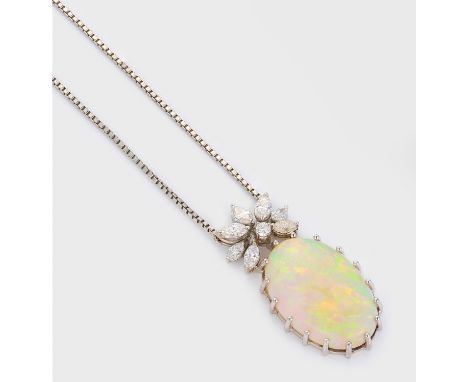 Weiß-Opal-Diamant-AnhängerWeißgold, gest. 750. Ovaler Anhänger besetzt mit einem Opalcabochon in sehr schönem Farbspiel, bekr