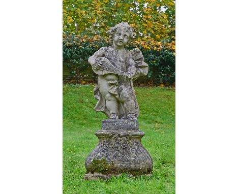 Putto mit Laute als Garten- oder ParkskulpturSteinguss. Vollplastische, dekorative Statue in der Tradition höfischer Rokoko-S