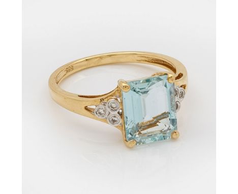 Aquamarin-RingGelbgold, gest. 585. Zentral besetzt mit einem hellblauen Aquamarin im Carréschliff, entouriert von Diamanten. 