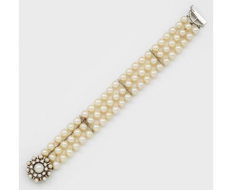 Elegantes Perlarmband aus den 1960er JahrenWeißgold, gest. 750. 3-reihiges Armband aus cremefarbenen Zuchtperlen von ca. 6,7 