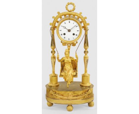 Pendule "à la Balançoire"Bronze, teilw. feuervergoldet. Über ovalem Podestsockel mit appliziertem, von Schmetterlingen gehalt