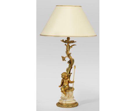 Belle Epoque-Tischlampe1-flg.; Alabaster und vergoldeter Weißguss. Über kurzem kannelierten Säulenstumpf vollplastisch gestal