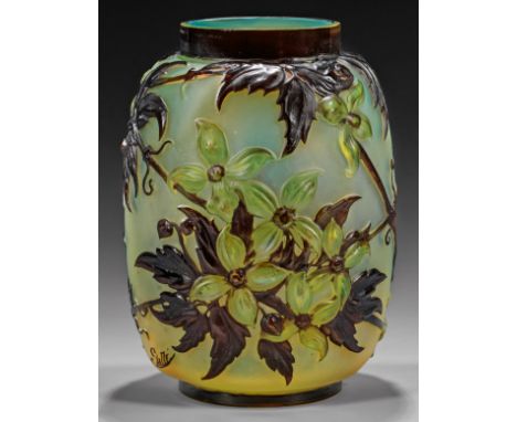 Seltene "Soufflé"-Vase mit Clematis-Dekor von GalléGerundete Walzenform mit weitem, kurzem, hochgezogenem Hals. Überfangglas,