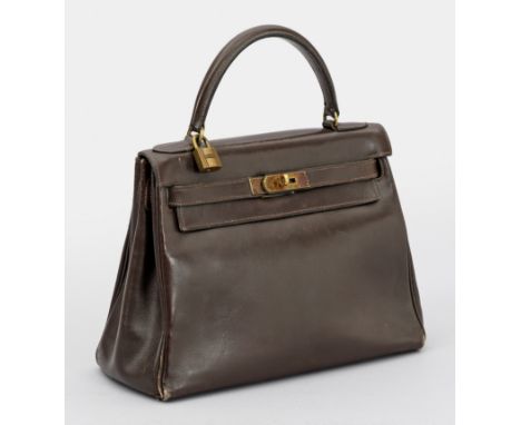 Vintage-Handtasche "Kelly Bag 28" von HERMÈS von 1959sog. "Petit Sac Haut à Courroies". Braunes Boxleder mit vergoldeter Hard