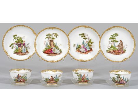 Vier Meissen Koppchen mit Komödiantenfigurenin Watteaumalereiauf Untertasse. Halbkugeliger Korpus. Beidseitig der Wandung und