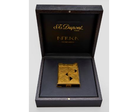 Dupont Tischfeuerzeug Jeroboam-"Afrika"Metall vergoldet, Onyx. Geometrischer, afrikanisch inspirierter Guillochedekor. Limiti