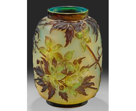 Seltene "Soufflé"-Vase mit Clematis-Dekor von GalléGerundete Walzenform mit weitem, kurzem, hochgezogenem Hals. Überfangglas,