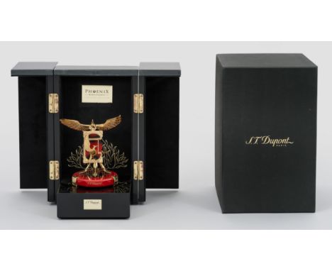 Dupont Feuerzeug und Halterung-Set "Phoenix Renaissance"2-tlg.; Metall vergoldet und rot-schwarzer China-Lack. Feuerzeug scha