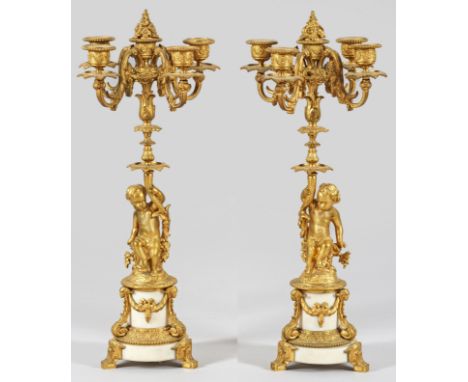 Paar Napoleon III-GirandolenGegenstücke. 4- bzw. 5-flg.; Alabaster und Bronze, vergoldet. Über gestuft ansteigendem Sockel, f