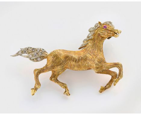 Dekorative PferdebroscheGelbgold, gest. 750. Akzentuiert durch kleine Diamanten und einem Rubin. Sehr feine Goldschmiedeausfü