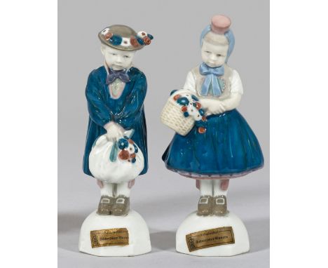 Paar Jugendstil-Trachtenfiguren "Schwelmer Bauern"Auf halbkugeligen Sockeln ein Knabe mit einem Beutel und ein Mädchen mit ei
