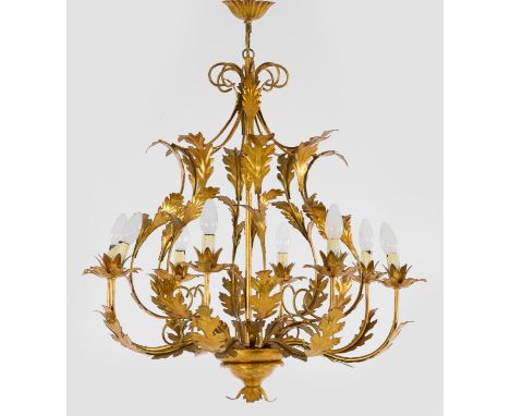 Hollywood Regency-Deckenleuchter8-flg.; Metall, vergoldet. Balusterförmiger Korpus aus schlanken, stark geschwungenen Blattra