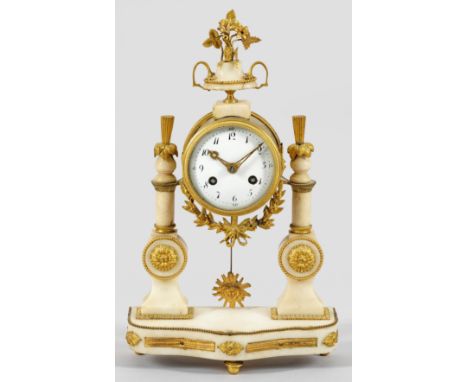 Kleine PortaluhrWeißer Marmor und vergoldete Bronze. Über geschweiftem Sockel balusterartige Streben als Träger für rundes Uh