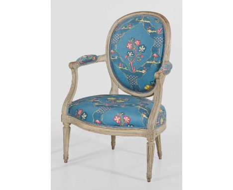 Signierter Louis XVI-Fauteuil von Georges JacobHolz, geschnitzt und hellgrau gefasst. Bombierte Zarge auf kannelierten Balust