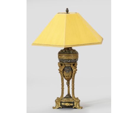 Tischlampe im Empire-Stil2-flg.; Grau-grün und bordeauxrot gemaserter Marmor sowie Bronze. Balusterförmiger Korpus, flankiert