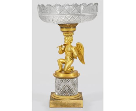 Empire-TafelaufsatzBronze, vergoldet und farbloses Kristallglas. Über quadratischer Plinthe profilierter Säulenschaft mit ges