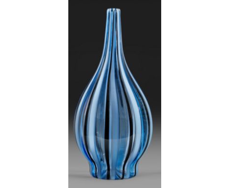 Murano-Enghalsvase von La MurrinaFarbloses Glas, horizontaler Dekor aus weißen, hellblauen und schwarzen Streifenbändern in d