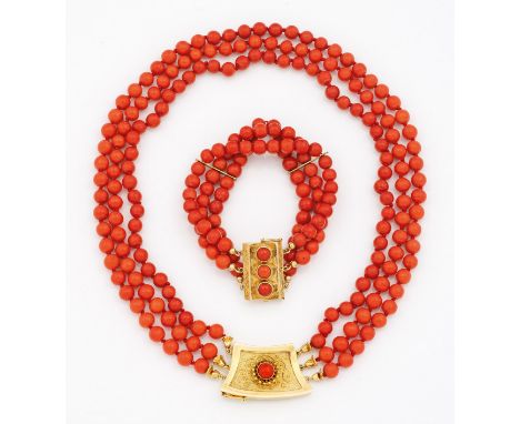 Sardegna Korallen-Parure aus den 1950er JahrenGelbgold, gest. 585. 3-reihige Kette und Armband aus roten Korallen-Perlen von 