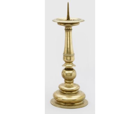 Großer Nürnberger BalusterleuchterMessing. Hoher, stark eingeschnürter Glockenfuß, Schaft mit Balustergliedern und Ringen, ge