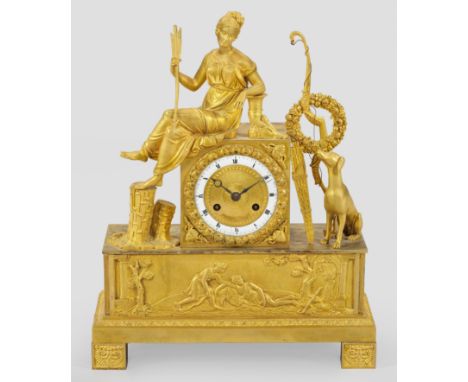 Empire-FigurenpenduleBronze, vergoldet Vollplastische Darstellung Dianas bzw. Selenes mit einem großen Pfeil auf dem Uhrengeh