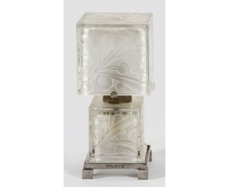 Kleine Art Déco-Tischlampe1-flg.; Farbloses, in die Form geblasenes und teilw. satiniertes Glas. Über schmalem Zargensockel u
