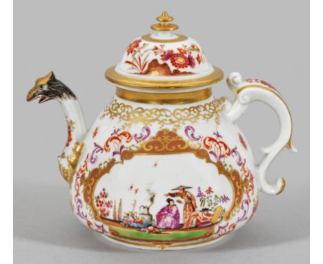 Frühe Meissen Teekanne mit Hoeroldt-Chinoiserienund seltenem TierkopfausgussAuf kurzem Standring gebauchter, sich nach oben v
