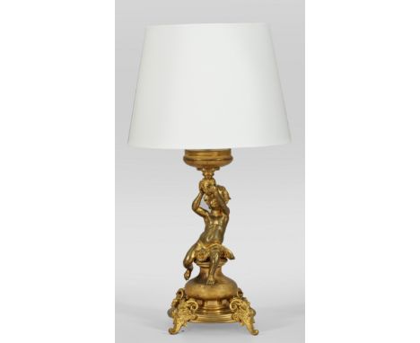 Napoleon III-Tischlampe1-flg.; Bronze, vergoldet. Über profiliertem Rundsockel auf von Widderköpfen bekrönten Volutenfüßen ge
