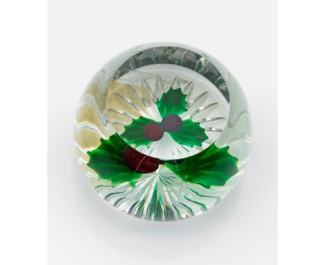 Paperweight von Saint-LouisFarbloses Glas. Halbrund mit sternförmig geschnittenem Boden. Zentrale Darstellung eines stilisier