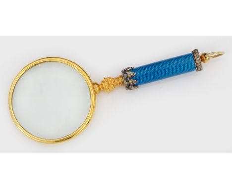 Kleine Zierlupeim Stil von Karl Fabergé. Silber, vergoldet und teilw. emailliert. Profilierte Rahmung, übergehend in volutier