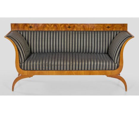 Biedermeier-SofaKirschbaum, massiv und furniert sowie teilw. ebonisiert. Gerade Zarge auf gebogten, spitz zulaufenden Beinen.