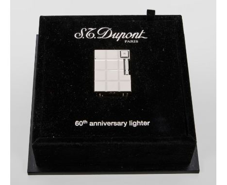Dupont Feuerzeug Ligne 1-"60th anniversary lighter"Platiniertes Metall, mit einem Brillant von ca. 0,015 ct.; Schachbrettarti