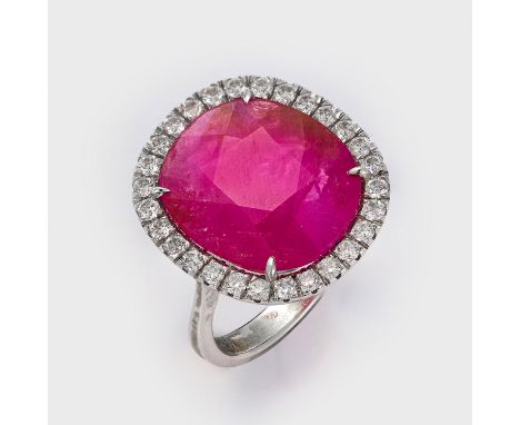 Entouragering mit Burma-RubinWeißgold, 18 ct.; Zentral besetzt mit einem unbehandelten, pinkfarbenen Rubin von ca. 11,55 ct.,