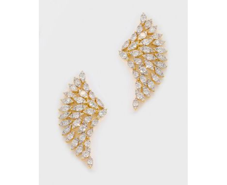Paar extravagante hochfeine Brillant-OhrringeGelbgold, gest. 750. Schauseitig ausgefasst mit Brillanten von zus. ca. 4,14 ct.