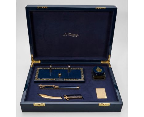 Dupont Schreibset-"1001 Nights"4-tlg.; Füllfederhalter, Brieföffner, Tintenfaß und Halterung. Vergoldetes Metall, anthrazitfa