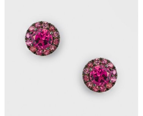 Paar dekorative Turmalin-Rhodolit-OhrringeWeißgold, gest. 750. Zentral besetzt mit 2 pinkfarbenen Rhodoliten von zus. ca. 2,2