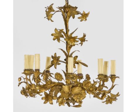 Hollywood Regency-Deckenleuchter9-flg.; Messing. Schlanker, vegetabil gestalteter Schaft aus Lilienblüten. Unterhalb davon au
