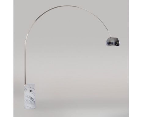 Vintage Bogenlampe "Arco"von Achille &amp; Pier Giacomo Castiglioni1-flg.; Weißer, hellgrau gemaserter Marmor sowie Metall, v