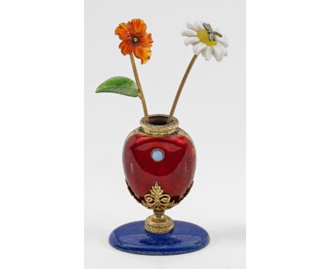 Kleine Zier-Blumenvaseim Stil von Karl Fabergé. Silber, teilw. vergoldet sowie emailliert und Metall. Ovaler Sockel aus Lapis