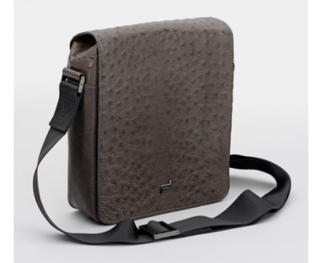 Porsche-Design Crossbody SchultertascheAnthrazitfarbenes Straußenleder. Rechteckiger Korpus mit weitem Überschlag und rücksei