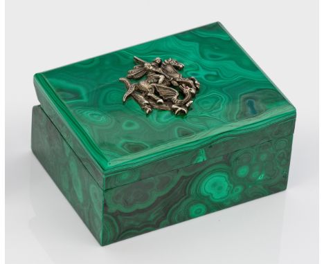 Malachitdose mit Heiligem Georgim Stil von Karl Fabergé. Silber. Rechteckiger Korpus mit gerader Wandung. Auf flachem Deckel 
