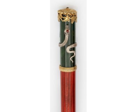 Flanierstock mit Schlangendekorin der Art von Karl Fabergé. Nephrit, Silber, teilw. vergoldet und rot lasiertes Holz. Der zyl