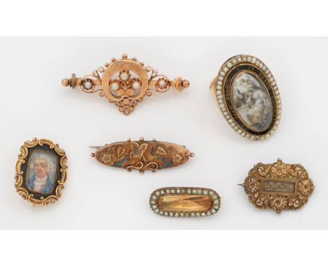Viktorianischer MemorialschmuckTeilw. England, 19. Jh.; 5 Broschen und ein Ring. Gelb- und Roségold, 8 k und 18 k. Besetzt mi