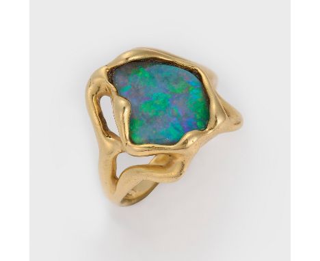 Vintage-Opalring aus den 1970er JahrenGelbgold, gest. 14 ct.; Zentral besetzt mit einem Opal in sehr schönem Farbspiel. Gew. 