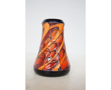 Moorcroft vase coeurs enflames K Goodwin 3''