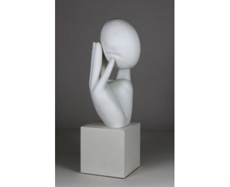 Joachim Schmettau (deutsch, geb. 1937), Hand mit Ei, Stempelmarke Goebel Galerie, Biskuitporzellan, 1982, unter dem Boden sig